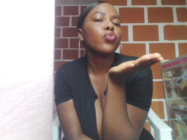 EmiraHot - פורנו בשידור חי ומצלמת סקס - 22984409