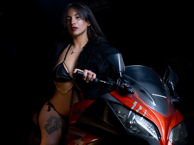 JulietaaLove - Live Sex Cam - 23021425