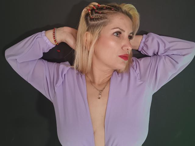 GiuliaAddams - Live Sex Cam - 23108549