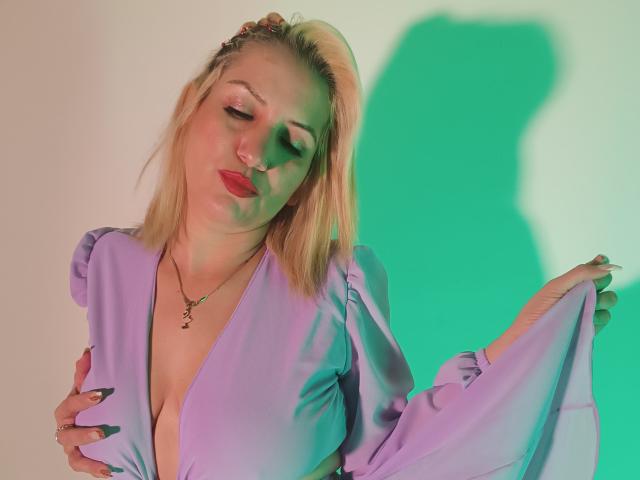 GiuliaAddams - Sexe cam en vivo - 23108613