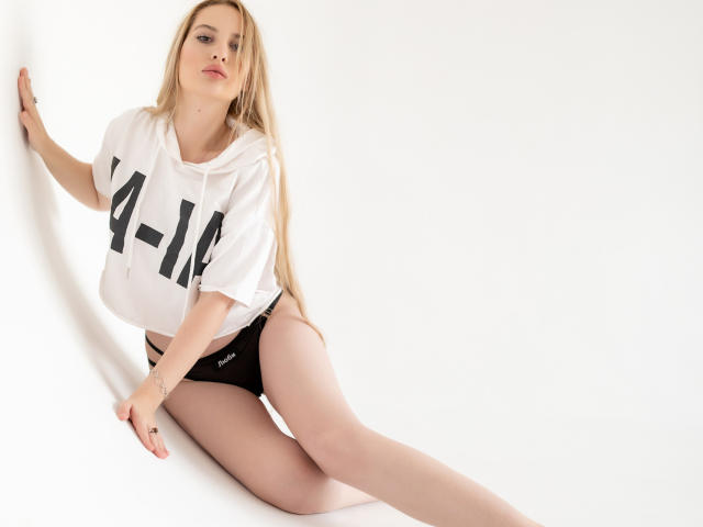 ElzaKomx - Live Sex Cam - 23210521
