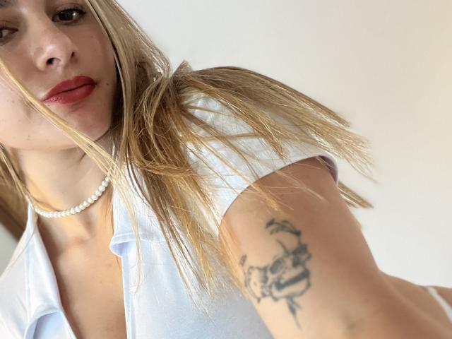 AtheneaRossi - Élő pornó és szexkamera - 23290745