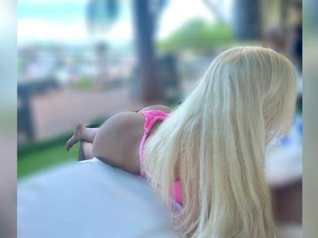 ChristieGarci - Live porn &amp; sex cam - 23323825