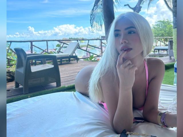 ChristieGarci - Live Sex Cam - 23323837