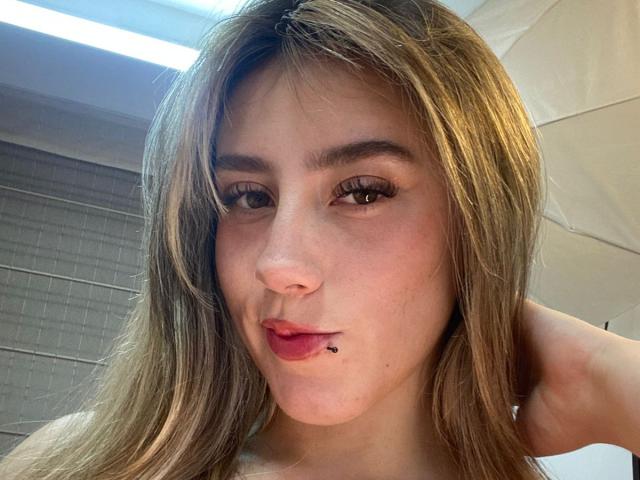 LivelyVanderWood - Live Sex Cam - 23350829