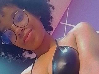 AmelieHills - Live Sex Cam - 23377629