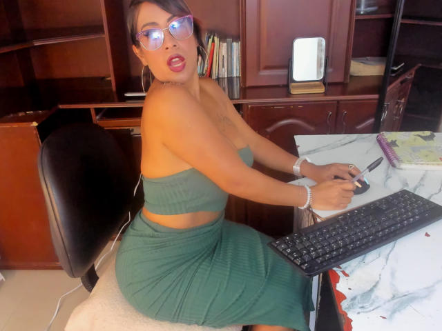 AlixLow - Live sex cam - 23382373
