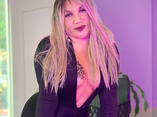 MiaMancini - Live porn &amp; sex cam - 23420889