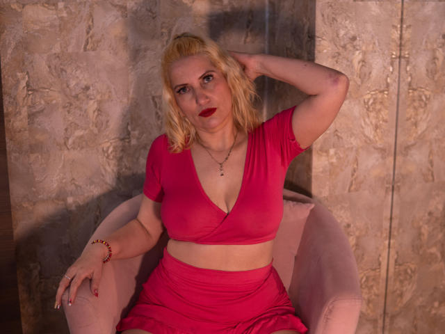 GiuliaAddams - Live sex cam - 23432657
