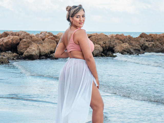 MaeCollins - Live Sex Cam - 23440981