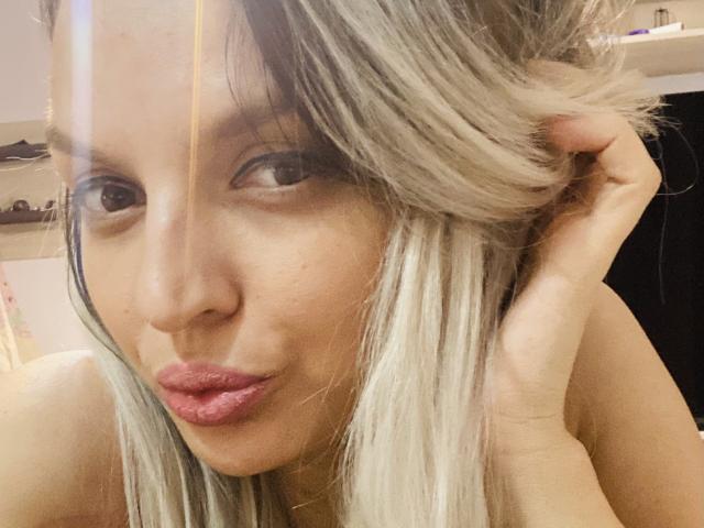 DouceAmelia - Live sex cam - 23678245