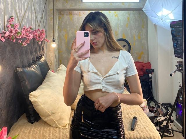 LivelyVanderWood - Live Sex Cam - 23699829