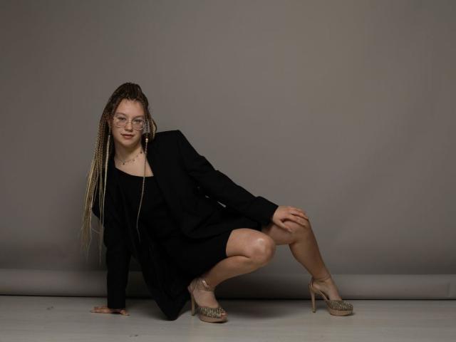 Rozzi - Live Sex Cam - 23744833