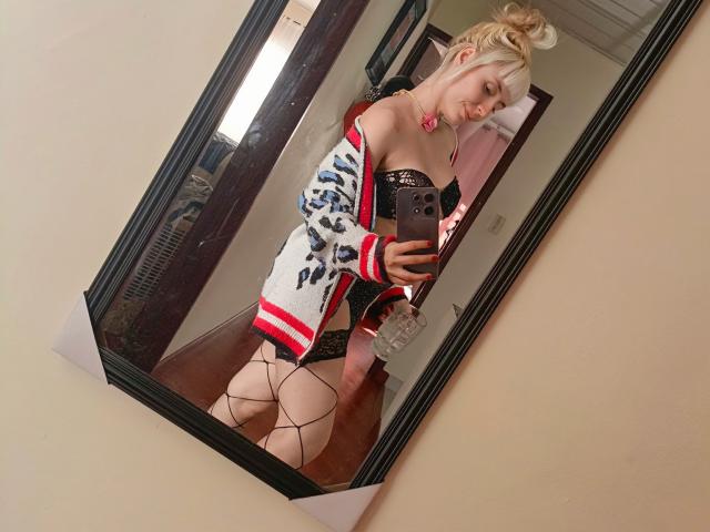SaraleePoison - Live sex cam - 23745773