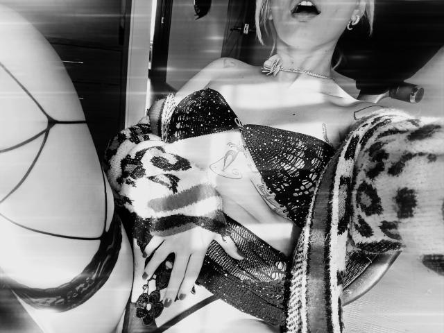 SaraleePoison - Camera khiêu dâm &amp; quyến rũ trực tiếp - 23745825