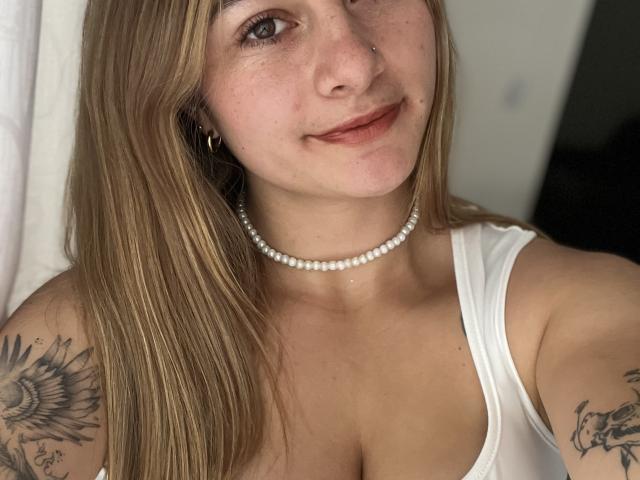 AtheneaRossi - Live sex cam - 23752557