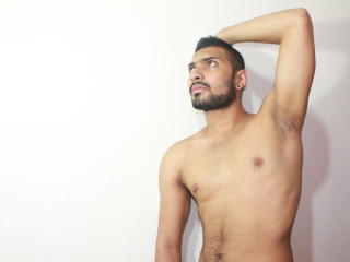 JohnnSavage - Spectacle porn avec ce Gay latin lover sur le site XLovegay 