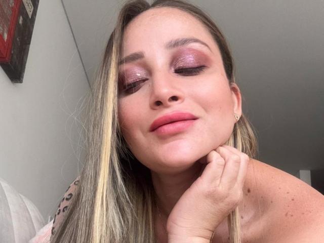 ArianaLu - Live porn &amp; sex cam - 24018473