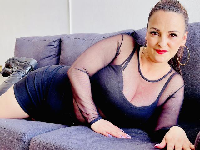 FiorellaSoaly - Live Sex Cam - 24040901