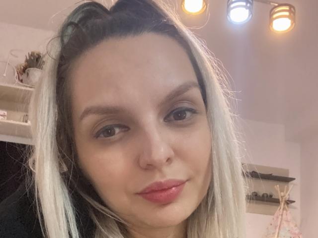 DouceAmelia - Sexe cam en vivo - 24045117