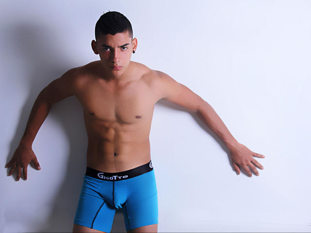 MasterJonny - Chat live hard avec un Homo latin lover sur le site Xlove 