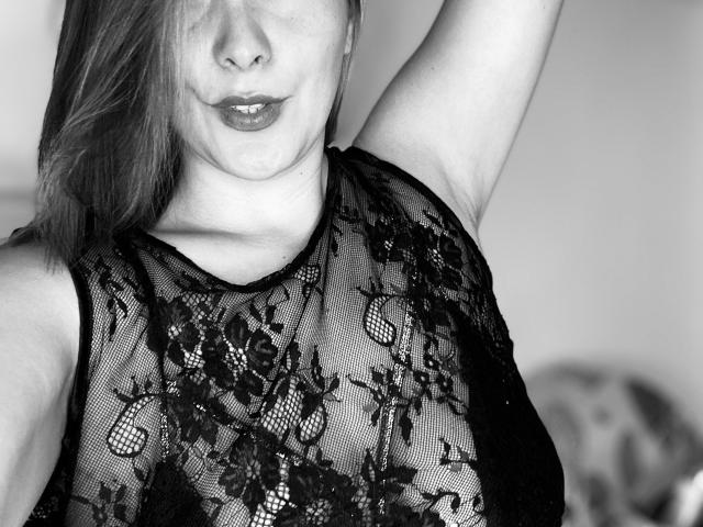 SaritaVelez - Élő pornó és szexkamera - 24317881