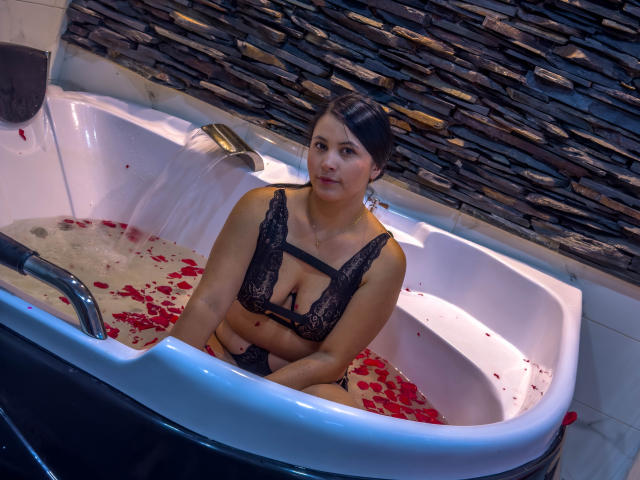 EmilySavage - Live sex cam - 24318605