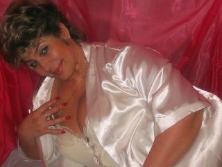 PoshLady - online chat hard with a Mature with average boobs 