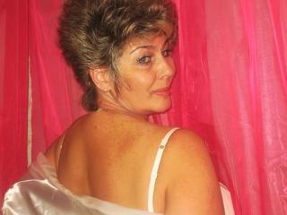 PoshLady - Cam hard with this standard breat size MILF 