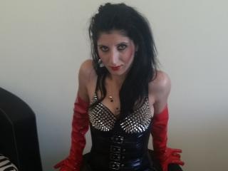 NaughtyKate - online chat exciting with a black hair Dominatrix 