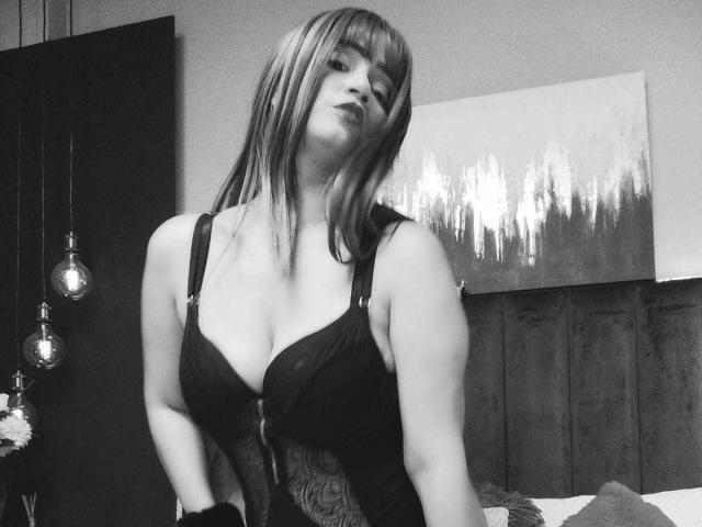 EmmaGoldyx - Live porn &amp; sex cam - 24370465