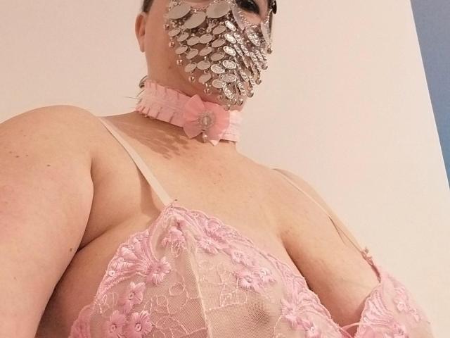 LiliChattePoilue - Live sex cam - 24468277