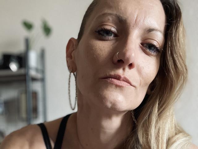 DaneeSoHot - Live Sex Cam - 24513633