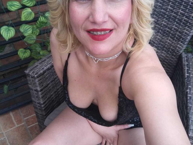 GiuliaAddams - Live Sex Cam - 24548133