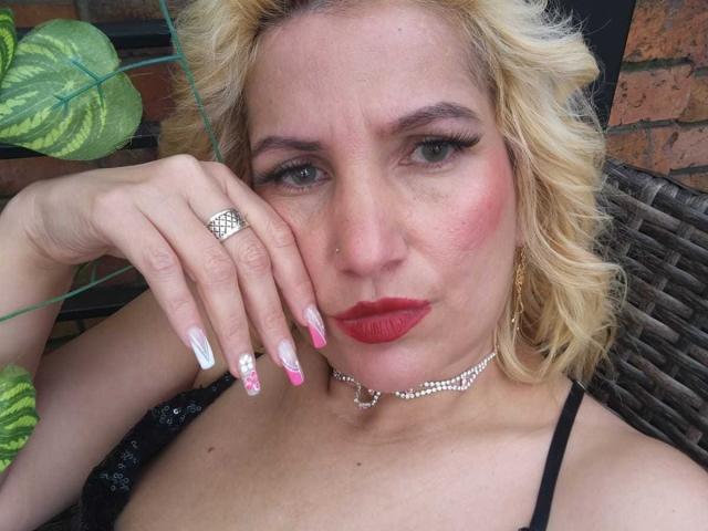 GiuliaAddams - Live Sex Cam - 24548137