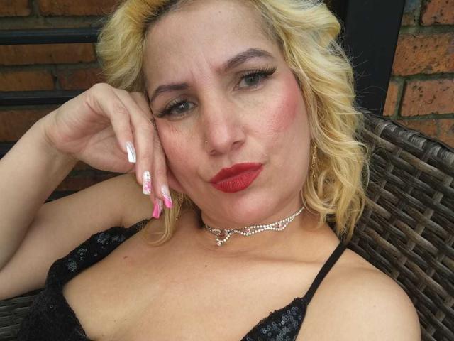 GiuliaAddams - Live sex cam - 24548189