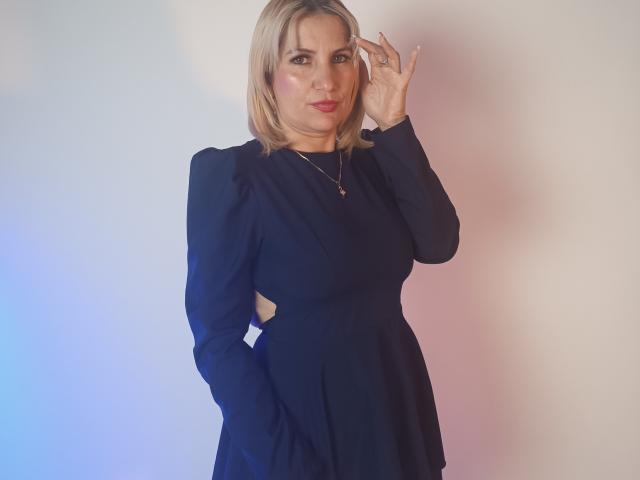 GiuliaAddams - Live Sex Cam - 24550245