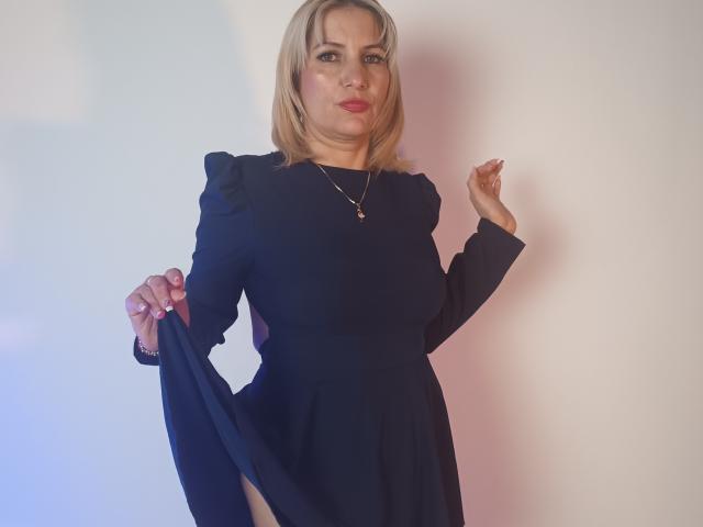 GiuliaAddams - Élő pornó és szexkamera - 24550361