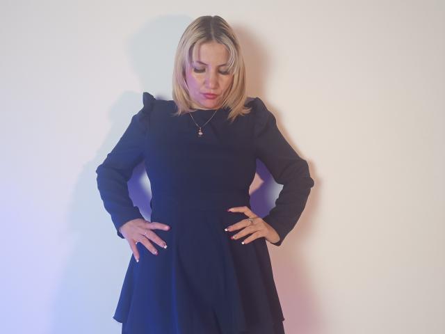 GiuliaAddams - Live porn &amp; sex cam - 24550365