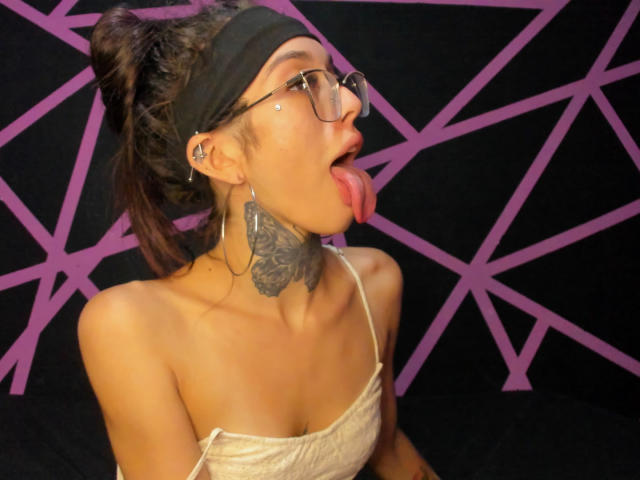KatieSantana - Live Sex Cam - 24589389