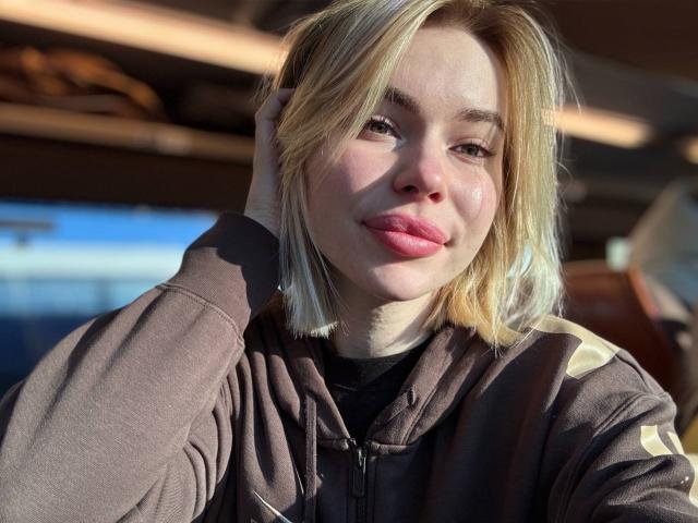 AmelyDragons - Live Sex Cam - 24652129