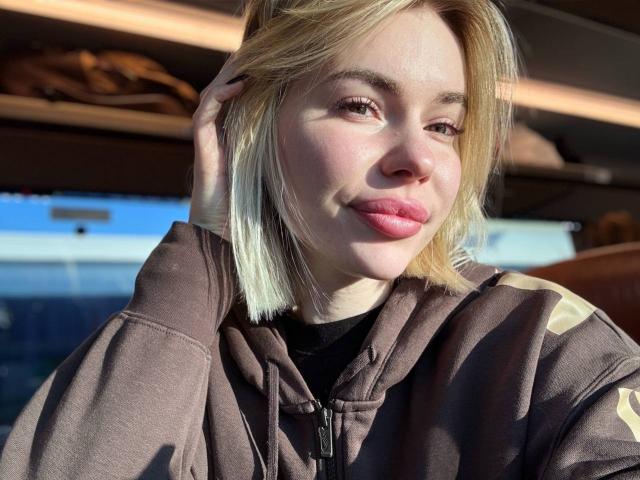 AmelyDragons - Live Sex Cam - 24652137