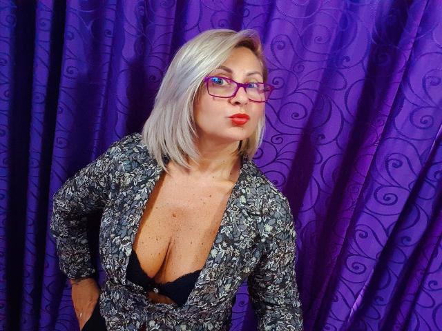 ChaudeEvely - Live Sex Cam - 24685757