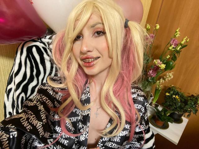 ElzaKomx - Live Sex Cam - 24759393