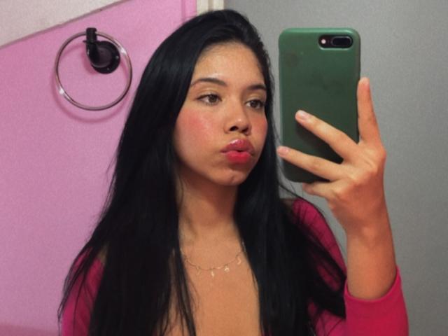 EmaGarces - Live Sex Cam - 24807689