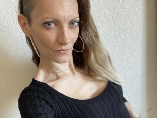 DaneeSoHot - Live Sex Cam - 25036769