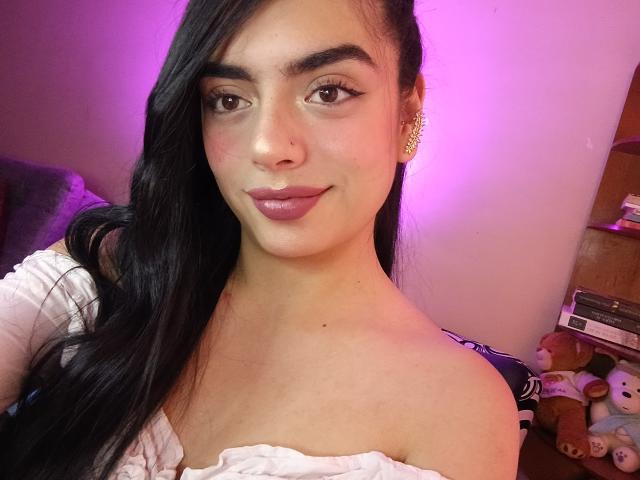 EmaRosee - Live Sex Cam - 25043645