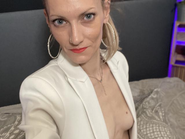 DaneeSoHot - Live sex cam - 25150805