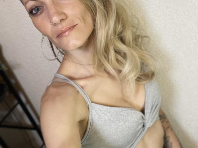 DaneeSoHot - Live Sex Cam - 25151057