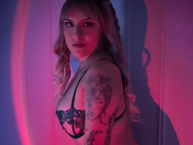 EmilyBrrown - Live Sex Cam - 25154549